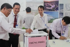 Bỏ phiếu lựa chọn những phương án kiến trúc nhà ga hành khách Cảng hàng không quốc tế Long Thành tháng 12/2016. (Ảnh: Lê Xuân/TTXVN)