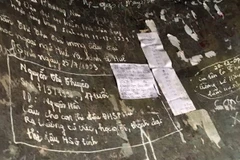 Mặt trong của chuông chùa Thiên Mụ viết, vẽ bậy. (Ảnh: Quốc Việt/Vietnam+)