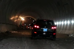 Các phương tiện giao thông đi qua hầm Đèo Cả. (Ảnh: Xuân Triệu/TTXVN)