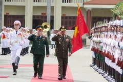 Hai Bộ trưởng Quốc phòng duyệt đội danh dự. (Ảnh: Văn Sơn/TTXVN)