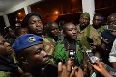 Phát ngôn viên của nhóm binh sỹ tiến hành binh biến Issiaka Ouattara (giữa) trả lời phỏng vấn báo chí sau cuộc đàm phán với Bộ trưởng Quốc phòng Alain Richard Donwahi tại Bouake ngày 7/1. (Nguồn: AFP/TTXVN)