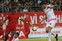 Pha tranh bóng giữa cầu thủ hai đội. (Ảnh: Anh Tuấn/TTXVN)