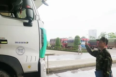 Kiểm soát hàng hóa qua cửa khẩu Kim Thành. (Ảnh: Hương Thu/TTXVN)