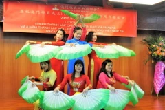 Múa quạt Cây đa quán cóc. (Ảnh: Xuân Tuấn/Vietnam+)