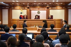 Toàn cảnh phiên điều trần của Tòa án Hiến pháp ở Seoul ngày 22/12. (Nguồn: EPA/TTXVN)