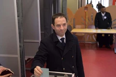 Cựu Bộ trưởng Giáo dục Pháp Benoit Hamon (phải) bỏ phiếu tại điểm bầu cử ở Trappes ngày 29/1. (Nguồn: AFP/ TTXVN)