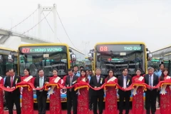 Các đại biểu cắt băng khai trương các tuyến xe buýt có trợ giá. (Ảnh: Văn Sơn/TTXVN)