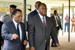 Tổng thống Cote d'Ivoire Alassane Ouattara (phải) tại Abidjan ngày 18/12/2016. (Nguồn: AFP/TTXVN)