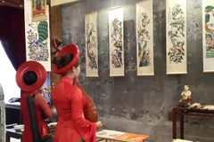 Trưng bày tranh dân gian tại đình Kim Ngân. (Ảnh: Đinh Thuận/TTXVN)