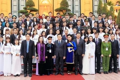 Chủ tịch nước Trương Tấn Sang với các sinh viên tiêu biểu. (Ảnh: Nguyễn Khang/TTXVN)