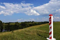 Mốc biên giới giữa khu vực Zerdziny, miền bắc Ba Lan với Litva và khu vực Kaliningrad của Nga ngày 3/7. (Nguồn: AFP/TTXVN)