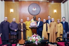 Đoàn đại biểu Trung ương Giáo hội Phật Giáo Việt Nam chúc mừng Ủy ban Trung ương Mặt trận Tổ quốc Việt Nam. (Ảnh: Nguyễn Dân/TTXVN)