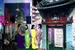 Tà áo dài Việt Nam bên biểu tượng của Hà Nội và Huế. (Ảnh: Trần Quang Vinh/Vietnam+)