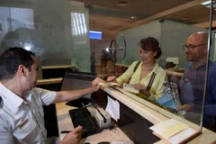Hành khách làm thủ tục tại sân bay quốc tế Sharm El-Sheikh của Ai Cập. (Nguồn: AFP/TTXVN)