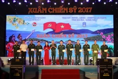 Lãnh đạo Bộ Tư lệnh Quân khu 7, tỉnh Bà Rịa Vũng Tàu trao quà Tết cho cán bộ, chiến sỹ huyện Côn Đảo. (Ảnh: Thanh Vũ/TTXVN)