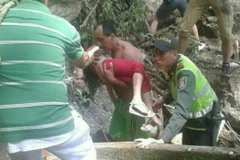 Chuyển các nạn nhân trong vụ sập cầu. (Nguồn: cbc.ca)