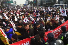 Hàng nghìn người ủng hộ bà Park Geun-hye tuần hành tại Seoul, phản đối quyết định luận tội bà ngày 17/12/2016. (Nguồn: AFP/TTXVN)