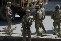 Binh sỹ Mỹ điều tra tại hiện trường một vụ đánh bom ở Kabul, Afghanistan ngày 11/10/2015. (Nguồn: AFP/TTXVN)