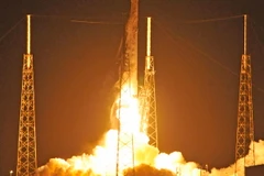 Tên lửa đẩy Falcon 9 mang theo tàu vũ trụ Dragon CRS9 rời bệ phóng tại Căn cứ không quân Cape Canaveral, bang Florida ngày 18/7/2016. (Nguồn: AFP/TTXVN)