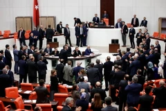 Các nghị sỹ đảng CHP (trái) tranh cãi với các nghị sỹ đảng AKP cầm quyền tại phòng họp của Quốc hội Thổ Nhĩ Kỳ ở Ankara ngày 19/1. (Nguồn: EPA/TTXVN)