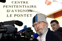 Nhà sáng lập PIP Jean-Claude Mas (phải) trong cuộc họp báo sau khi được trả tự do tại nhà tù Avignon Le Pontet ở Le Pontet, miền nam Pháp ngày 29/10/2012. (Nguồn: AFP/TTXVN)
