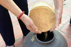  Tương Khả Do ngon nhất là làm vào tháng 6,7,8 có nắng hè và được đựng trong chum của làng gốm Hương Canh. (Ảnh: Nguyễn Thảo/TTXVN)