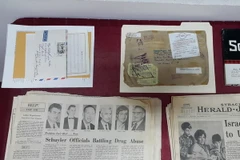 Các hiện vật của gia đình một cựu binh Mỹ hiến tặng di tích Nhà tù Hỏa Lò. (Ảnh minh họa: Đinh Thị Thuận/TTXVN)