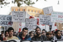 Người dân Italy tham gia cuộc biểu tình phản đối cải cách Hiến pháp ở Rome ngày 27/11/2016. (Nguồn: EPA/TTXVN)