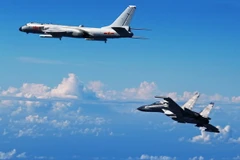 Máy bay chiến đấu Su-30 và máy bay ném bom H-6K của Không lực Trung Quốc. (Ảnh minh họa: THX/TTXVN)