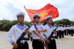 Lễ chào cờ của các chiến sỹ đảo Trường Sa. (Ảnh: Danh Lam/TTXVN)