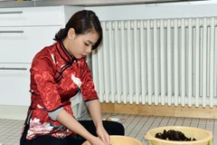 Chuẩn bị mâm cơm Việt đón Tết. (Ảnh: Lương Tuấn-Vĩnh Hà/Vietnam+)