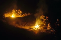 Đốt lửa sưởi ấm gây ra khói mù nghiêm trọng tại châu Âu. (Nguồn: AFP-TTXVN)