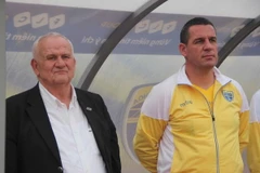 HLV Ljupko Petrovic (mặc áo comle đen) của FLC Thanh Hóa. (Ảnh: Trịnh Duy Hưng/TTXVN)