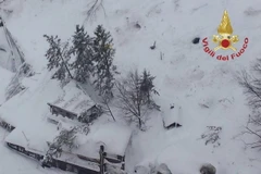 Khách sạn Rigopiano bị vùi lấp do tuyết lở ở Farindola, thuộc khu vực Abruzzo ngày 19/1. (Nguồn: EPA/TTXVN)