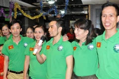 Đội trưởng Bùi Sinh (người cầm Micro) phát biểu tại buổi Lễ ra mắt. (Ảnh: Xuân Tuấn/Vietnam+)