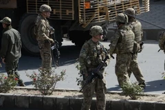 Binh sĩ Mỹ điều tra tại hiện trường một vụ đánh bom ở Kabul, Afghanistan ngày 11/10/2015. (Nguồn: AFP/TTXVN)