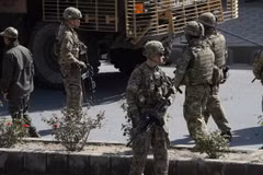 Binh sĩ Mỹ điều tra tại hiện trường một vụ đánh bom ở Kabul, Afghanistan ngày 11/10/2015. (Nguồn: AFP/TTXVN)