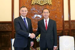 Chủ tịch nước Trần Đại Quang và Tổng thống Cộng hoà Ba Lan Andrzej Duda chụp ảnh chung. (Ảnh: Nhan Sáng/TTXVN)