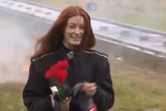 Cô gái gây sốc khi bình thản đi xuyên qua một vụ nổ lớn