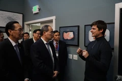 Đại diện Công ty Just giới thiệu mô hình phát triển công nghệ cao trong lĩnh vực thực phẩm. (Ảnh: Anh Tuấn/TTXVN)