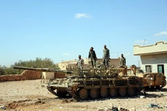 Binh sỹ Syria sau khi giành lại quyền kiểm soát một thị trấn thuộc tỉnh Hama từ IS ngày 3/10. (Nguồn: THX/TTXVN)