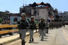 Binh sỹ Philippines tuần tra tại thành phố Marawi ngày 30/8. (Nguồn: EPA/TTXVN)