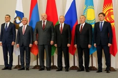 Lãnh đạo các nước SNG chụp ảnh chung trước Hội nghị Hội đồng Kinh tế Á- Âu tối cao ở Sochi ngày 11/10. (Nguồn: AFP/TTXVN) 