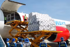 Các lực lượng tiếp nhận hàng cứu trợ của ASEAN tại sân bay quốc tế Cam Ranh. (Ảnh: Nguyên Lý/TTXVN)