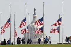 Cờ rủ tưởng niệm các nạn nhân trong vụ xả súng ở Las Vegas, tại Đài tưởng niệm ở Washington, DC ngày 2/10. (Nguồn: AFP/TTXVN)