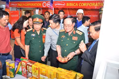 Các đại biểu tham quan gian hàng tham dự hội chợ. (Ảnh: Minh Hưng/TTXVN)