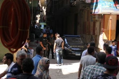 Cảnh sát Ai Cập điều tra tại hiện trường một vụ tấn công nhằm vào cảnh sát tại Giza, Cairo ngày 10/9. (Nguồn: THX/TTXVN)