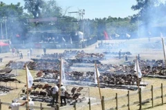 Quang cảnh bữa tiệc thịt nướng. (Nguồn: AFP)