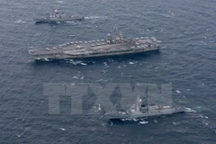 Tàu sân bay USS Ronald Reagan (giữa) tham gia cuộc tập trận chung Hàn Quốc-Mỹ ngày 18/10. (Ảnh: Yonhap/TTXVN)