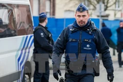 Cảnh sát Bỉ trong một đợt truy quét các phần tử khủng bố tại quận Forest ở Brussels ngày 26/1. (Nguồn: EPA/TTXVN)